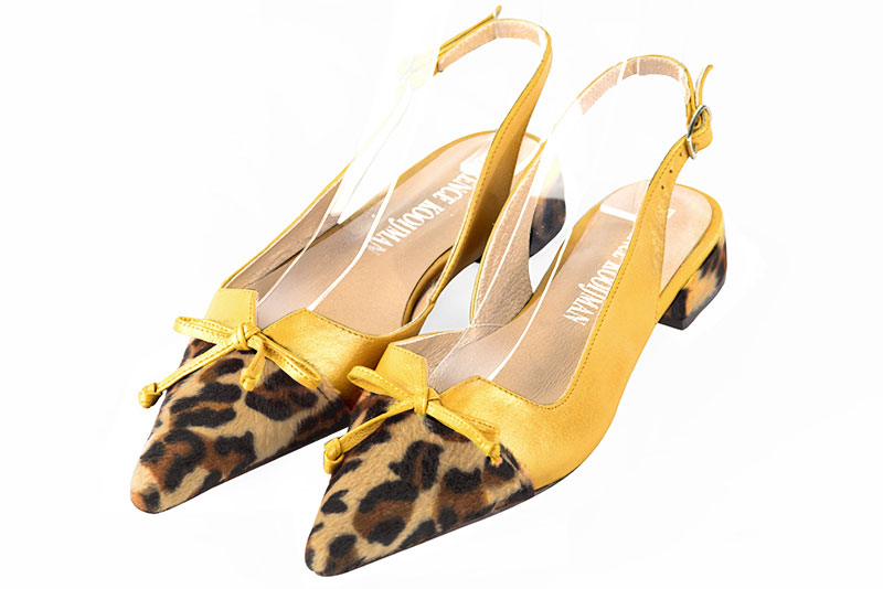 Safari black and yellow women's open back shoes, with a knot. Pointed toe. Flat flare heels. Front view - Florence KOOIJMAN